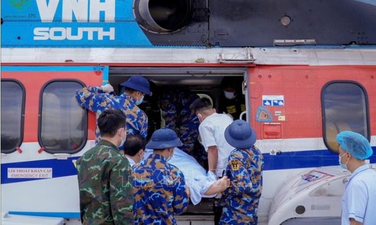 Trực thăng bay trong đêm vận chuyển bệnh nhân nguy kịch về đất liền